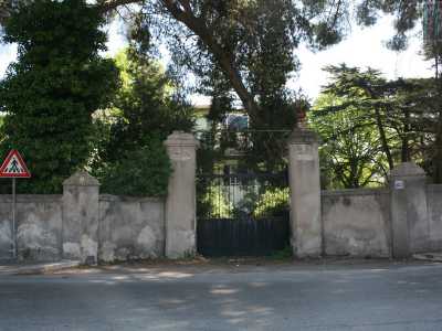 Foto 8. Anche l�edificio successivo, dove non troviamo nessuno ad aprirci, � separato dalla strada da due antiche colonne con cancello 